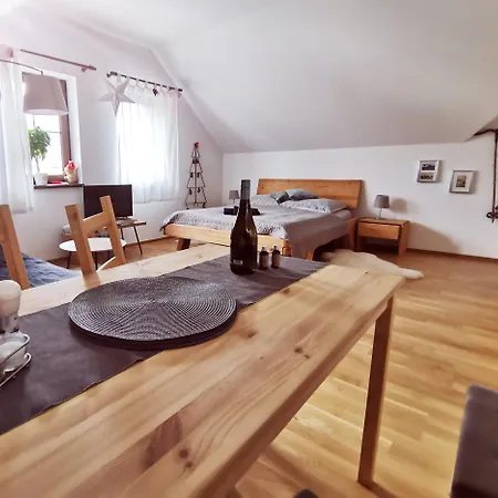 Moji Sousedi - Cervena Apartment