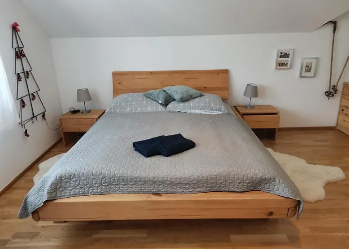 Moji Sousedi - Cervena Appartement *